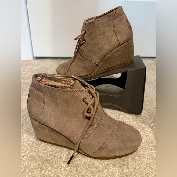 TOMS Tan suede wedge ankle boots with lace up front and side zipper #ankleboots - Picture 2 of 5
